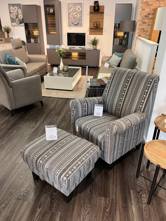 Sessel mit Hocker