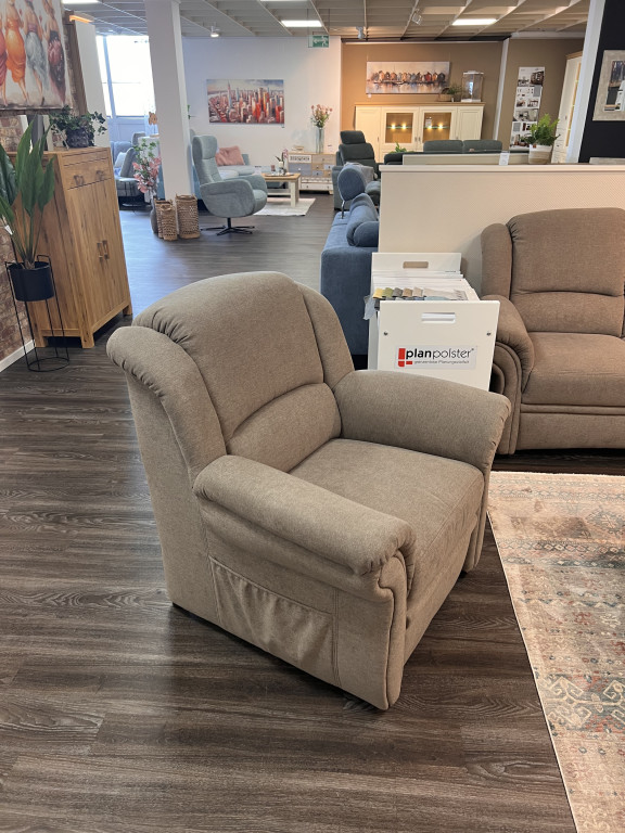 Sessel mit ausziehbarem Hocker